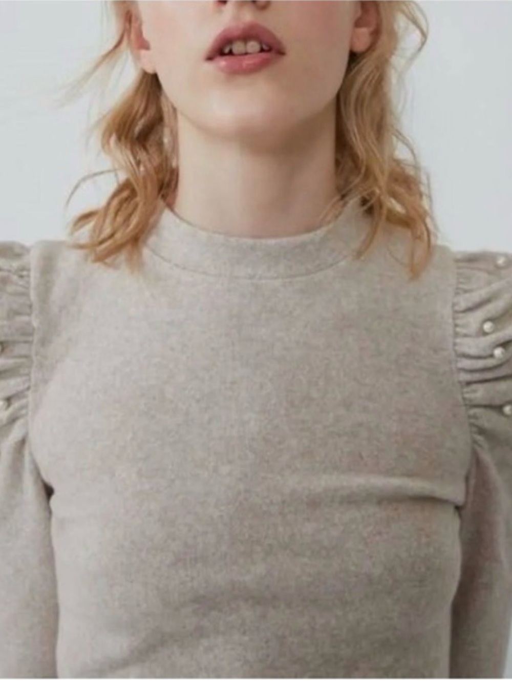 Zara Sz S Soft-Touch Beige
Pearl Embellished Sweatshirt
Puff Sleeves size M